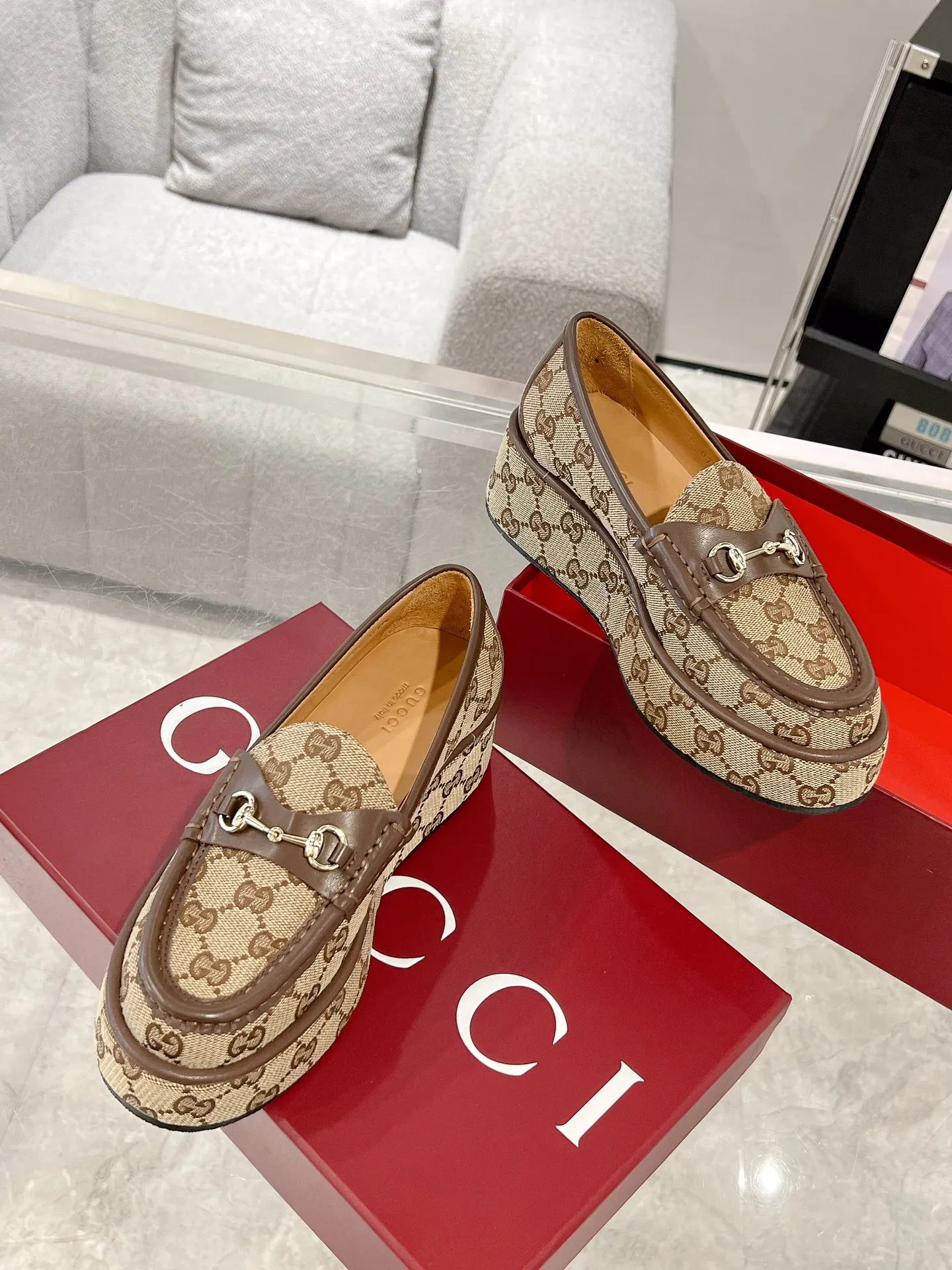 👟👟Ex-factory price 640👟👟 Leather surface 💰Gucci’s latest women’s horsebit wedge loafers ❗️❗️ Original purchase, development and production. The brand’s classic elements inject timeless style into this exquisite horsebit loafer. Glossy leather is paired with light gold-tone hardware. Wedge detailing adds a personal touch to a classic style. Original customized cowhide. Original customized soft sheepskin lining. Original molded leather with rubber outsole. Bottom thickness: 2.5CM in the front and 5cm in the back. Number of yards: 35-41 (custom-made 40 and 41 are non-refundable)